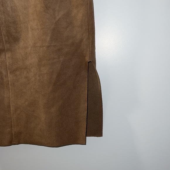 Stunning tight fitting suede skirt - Picture 2 of 3